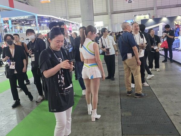 '파레이돌리아' 컴패니언과 관람객 /게임와이