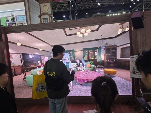 '파레이돌리아' 거실 세트를 촬영하는 관람객 /게임와이