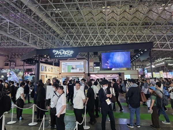7홀 '파레이돌리아' 부스와 관람객 /게임와이