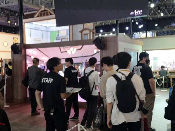 '파레이돌리아' 부스 내부로 들어가는 관람객 /게임와이