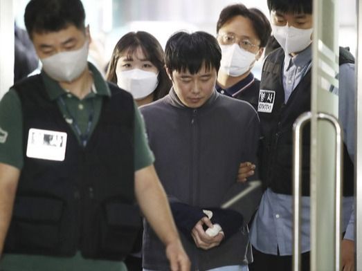 ▲ 신당역 살인사건 피의자인 전주환(31)이 지난해 9월21일 오전 서울 중구 남대문경찰서에서 검찰로 송치되고 있다. 사진=공동취재사진