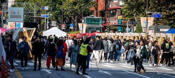 ▲ 15일 서울 종로구 대학로 일대에서 열린 2023 웰컴대학로를 찾은 시민들이 즐거운 시간을 보내고 있다. 2023.10.15. 사진=뉴시스