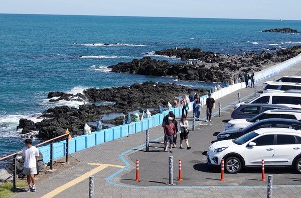 ▲ 선선한 날씨를 보이는 2일 오전 제주 용담동 해안도로에 관광객들의 발길이 이어지고 있다. 2023.10.02. 사진=뉴시스