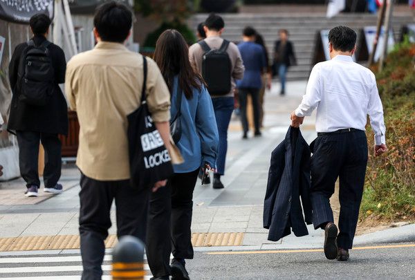 ▲ 낮 최고기온이 21~28도로 예보된 2일 서울 종로구 세종대로 인근에서 가벼운 옷차림을 한 시민들이 이동하고 있다. 2023.11.02. 사진=뉴시스