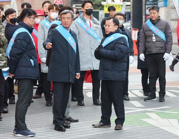 ▲ 정기환 한국마사회 회장이 지난 18일 한국마사회 영등포지사를 방문해 장외발매소 기초질서 특별점검을 진행하고 있다. 사진=한국마사회