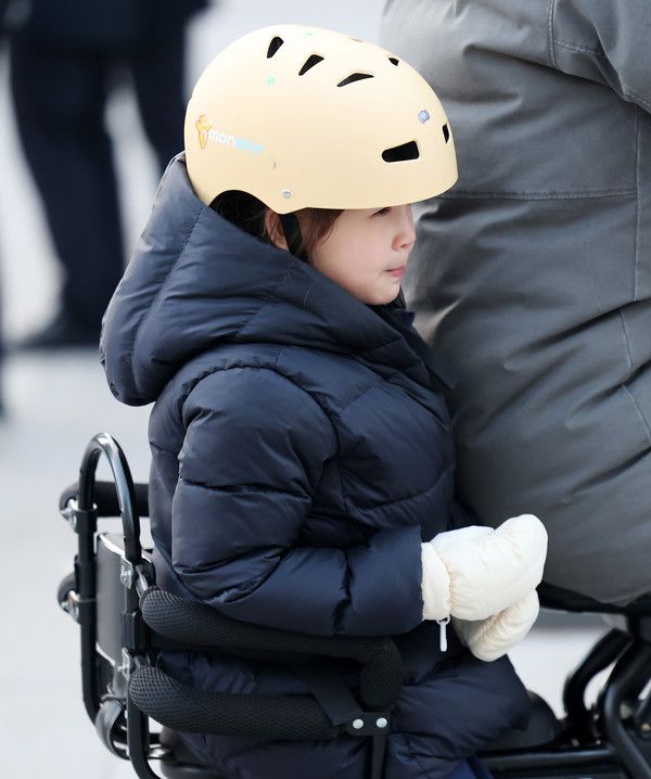 ▲ 지난 17일 오후 서울 종로구 세종대로 사거리에서 한 아이가 장갑을 끼고 아버지와 함께 자전거를 타고 있다. 2023.11.17. 사진=뉴시스