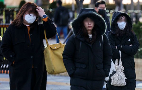 ▲ 서울과 수도권에 한파주의보가 내려진 24일 서울 종로구 광화문네거리에서 두꺼운 옷차림을 한 시민들이 이동하고 있다. 사진=뉴시스