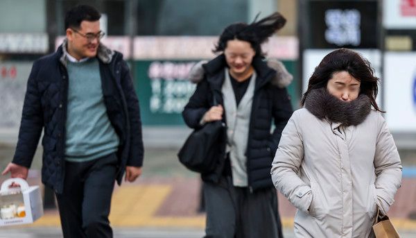 ▲ 서울과 수도권에 한파주의보가 내려진 지난 24일 서울 양천구 서울남부지방법원 인근에서 시민들이 바람을 맞으며 이동하고 있다. 2023.11.24. 사진=뉴시스
