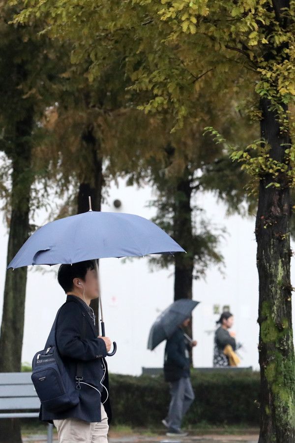 ▲ 비가 내리는 19일 오전 서울 마포구 거리에서 우산을 쓴 시민이 이동하고 있다. 2023.10.19. 사진=뉴시스