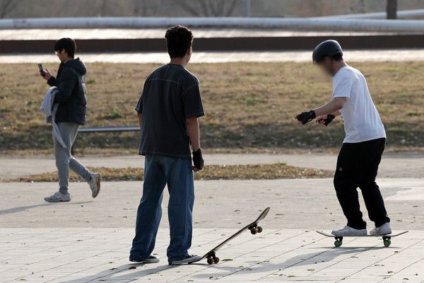 ▲ 포근한 겨울 날씨를 보인 8일 오후 서울 서초구 반포 한강공원에서 시민들이 스케이트보드를 타며 야외 활동을 하고 있다. 사진=뉴시스
