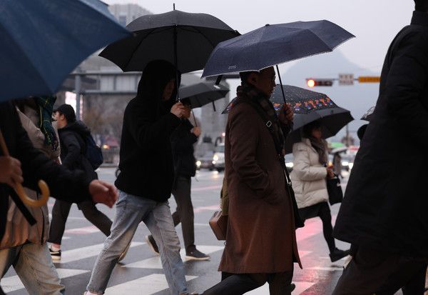 ▲ 전국 대부분 비가 내리며 흐린 날씨를 보인 27일 서울 광화문 사거리에서 직장인들이 출근하고 있다. 2023.11.27. 사진=뉴시스