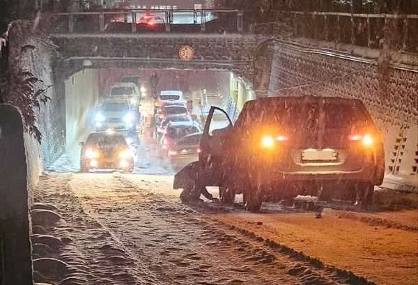 ▲ 대설주의보가 내린 16일 오후 6시50분께 충북 증평군 도안면 성두리 화성지하도에 차량 10여 대가 고립돼 있다. 17일까지 증평지역에는 충북에서 가장 많은 14.5㎝의 눈이 내렸다. 사진=뉴시스