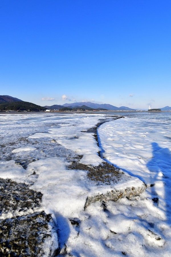 ▲ 올겨울 가장 추운 날씨를 보인 21일 오전 경남 남해군 이동면 인근 바닷가가 하얗게 얼어붙어 최강 한파를 실감케 하고 있다. 사진=뉴시스