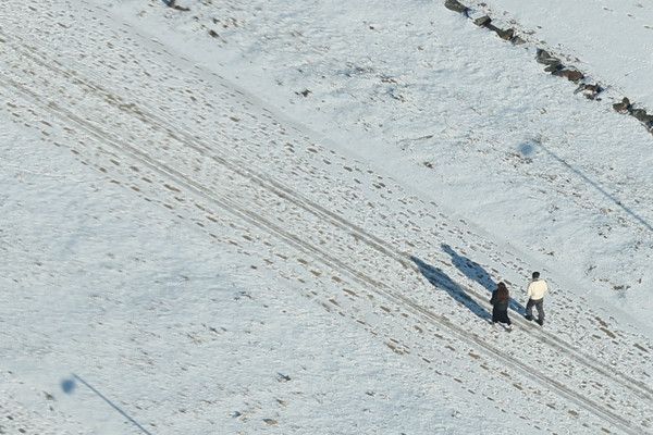 ▲ 서울을 비롯한 내륙 대부분 한파특보가 발효된 21일 오전 서울 여의도 공원에서 시민들이 눈길을 걷고 있다. 2023.12.21. 사진=뉴시스