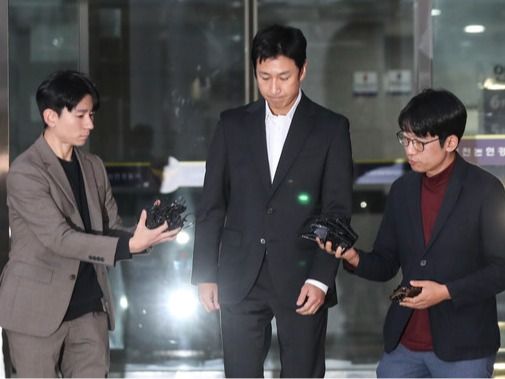 ▲ 마약 투약혐의로 입건된 배우 이선균이 28일 인천 남동구 인천논현경찰서에서 시약 검사를 마치고 나서고 있다. 사진=뉴시스