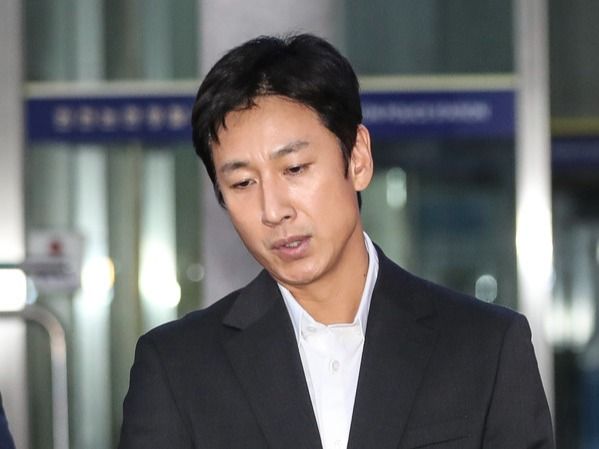 ▲ 마약 투약혐의로 입건된 배우 이선균이 28일 인천 남동구 인천논현경찰서에서 시약 검사를 마치고 귀가하고 있다. 사진=뉴시스