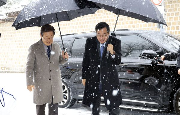 ▲ 이재명 더불어민주당 대표와 이낙연 전 대표가 30일 오전 서울 중구의 한 식당으로 들어가고 있다. 이날 먼저 도착한 이재명 대표가 이 전 대표를 식당 밖에서 기다린 뒤 같이 입장했다. 사진=뉴시스