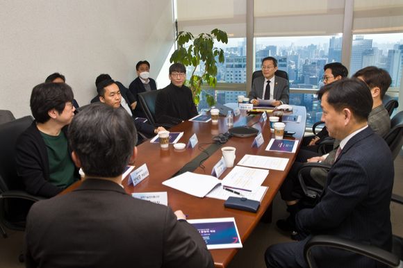 ▲ 이종호 과학기술정보통신부 장관이 22일 오전 서울 중구 서울중앙우체국에서인공지능 기업 및 학계 전문가들과 최근 전 세계적으로 화두가 되고 있는 챗GPT 동향과 정책방향에 대해 논의하고 있다. 사진=과기정퉁부