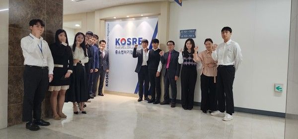 ▲ 엄진엽 중소벤처기업인증원장(현판 왼쪽)과 직원들이 새롭게 바뀐 사명 및 로고가 있는 표현된 현판 앞에서 기념촬영을 하고 있다.사진=중소벤처기업인증원