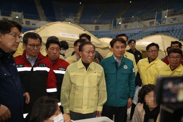 ▲ 윤재옥 국민의힘 원내대표가 15일 오후 산불 피해 지역인 강원도 강릉 아레나 이재민 대피소에서 한 이재민으로부터 사건 당일 119의 대응 미흡에 대해 지적하는 말을 경청하고 있다. 권성동 의원, 김홍규 강릉시장, 김진태 강원도지사, 권혁열 강원도의회 의장 등이 동행하고 있다. 사진=뉴시스