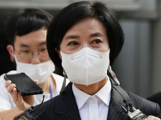 ▲ 사업가로부터 청탁을 빌미로 억대의 금품을 수수한 의혹 등을 받는 이정근 전 더불어민주당 사무부총장이 지난해 9월 30일 오후 영장실질심사를 마친 뒤 서울 서초구 서울중앙지방법원을 나서고 있다. 사진=뉴시스