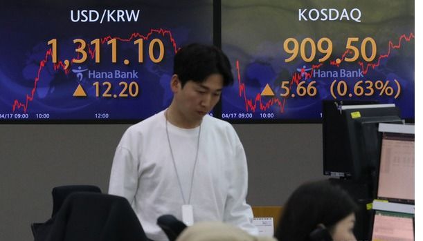 ▲ 서울 중구 하나은행 딜링룸에서 딜러들이 업무를 하고 있다. 사진=뉴시스