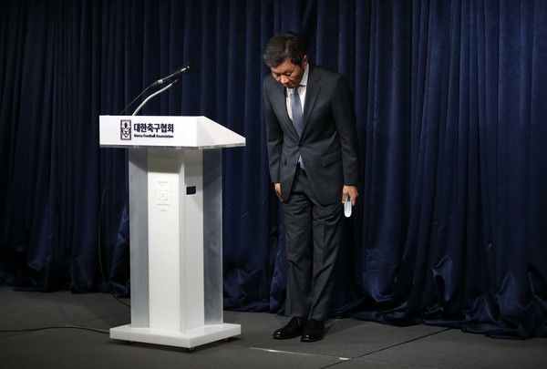 ▲ 정몽규 대한축구협회 회장이 지난달 31일 서울 종로구 축구회관에서 열린 비리 축구인 사면 재논의 임시 이사회를 마친 후 승부조작범 등 사면 전격 철회 입장을 발표한 후 인사하고 있다. 사진=뉴시스