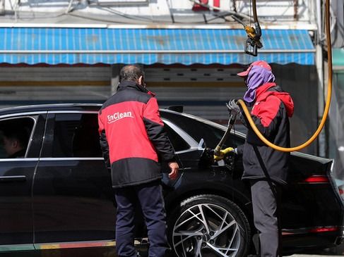 ▲ 서울 시내 한 주유소에서 직원이 주유하고 있다. 사진=뉴시스