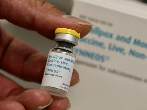 ▲지난해 7월29일(현지시간) 미국 샌프란시스코의 한 종합병원에서 의료진이 원숭이두창 백신 진네오스(Jynneos)를 들어 보이고 있다. 사진=뉴시스