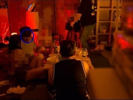 ▲ 안태구 목사(파란원)가 예배가 끝난 뒤 구성원들과 술, 담배를 즐기는 모습. 사진=제보자
