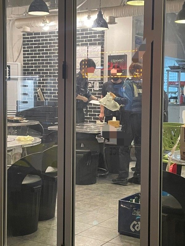 ▲ 경찰이 목격자에게 피의자 신원에 대해 묻고 있다. 사진=투데이코리아