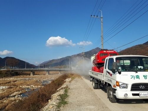▲ 구제역 방역차가 소독을 하고 있다. 사진=경북도 제공