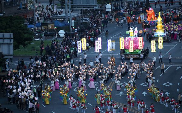 지난 2019년 부처님오신날을 맞아 서울 종로 일대에서 불자들이 연등을 들고 행진하는 모습. 사진=뉴시스&nbsp;