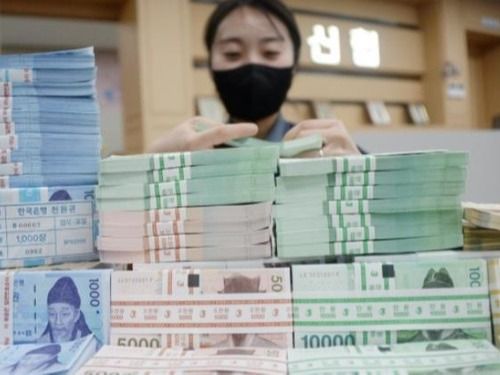 ▲ (본 기사와 무관한 사진)전주시 양우신협 본점에서 직원들이 세뱃돈 교환에 사용할 신권을 정리하고 있다. 사진=뉴시스