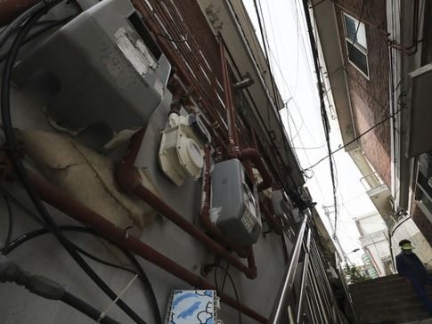 ▲ 22일 서울 용산구의 한 빌라촌에 설치된 가스계량기와 전기계량기 사이로 주민이 지나가고 있다. 통계청 국가통계포털에 따르면 1분기 소득이 낮은 가구에서 전기, 가스 등 연료비 지출이 더 큰 폭으로 증가했다고 밝혔다. 1분기 전기, 가스 및 기타 연료 물가지수는 135.49(2020년=100)으로 작년 동기 30.5% 올랐다. 사진=뉴시스