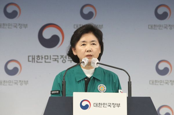 ▲ 지영미 중앙방역대책본부장(질병관리청장)이 지난 11일 오전 서울 종로구 정부서울청사에서 코로나19 중앙재난안전대책본부(중대본) 정례브리핑에서 코로나19 방역 완화 조치에 대해 발표를 하고 있다. 중대본은 이날 코로나19 위기 단계를 6월 1일부터 '심각'에서 '경계'로 하향 조정하고, 확진자 격리 기간을 7일간의 격리 의무를 5일 권고로 전환한다고 밝혔다. 사진=뉴시스