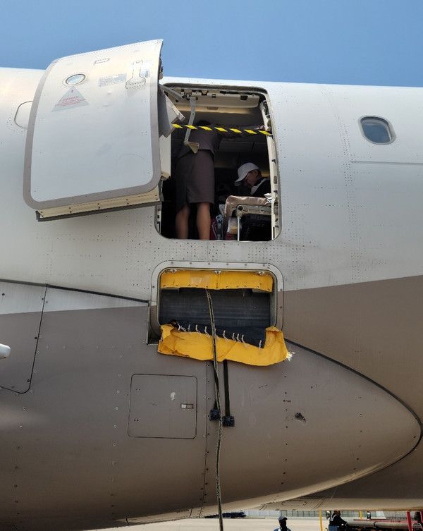 ▲ 26일 제주공항을 출발해 대구공항으로 향하던 아시아나 항공기가 착륙 직전 출입문이 열리는 사고가 발생해 12명이 호흡곤란 증세를 보였다. 사진은 해당 항공기의 모습. 사진=뉴시스