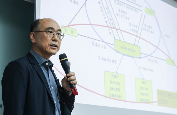 ▲ 위정현 한국게임학회 회장이 19일 서울 영등포구 이룸센터에서 열린 위믹스발 코인 게이트 원인과 대안 모색 긴급 토론회에서 발표하고 있다. 사진=뉴시스