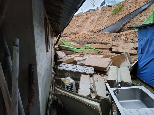 ▲ 완주의 한 민간공사장에서 축대가 붕괴, 인근 주민 2가구가 급히 대피했다. 사진=전북소방본부