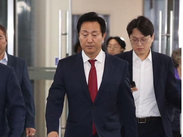 ▲ 오세훈 서울시장이 31일 오전 서울 중구 서울시청에서 열린 효자·효부·효손 표창 수여식에 참석하고 있다. 서울시는 이날 오전 겅계경보 위급재난문자를 오발령해 혼선을 빚었다. 사진=뉴시스