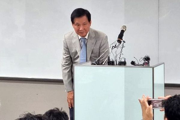 ▲ 김익래 다우키움그룹 회장이 4일 오후 서울 영등포구 여의도 키움증권 본사에서 주가조작 의혹 관련 기자회견을 열고 고개를 숙이고 있다. 사진=뉴시스