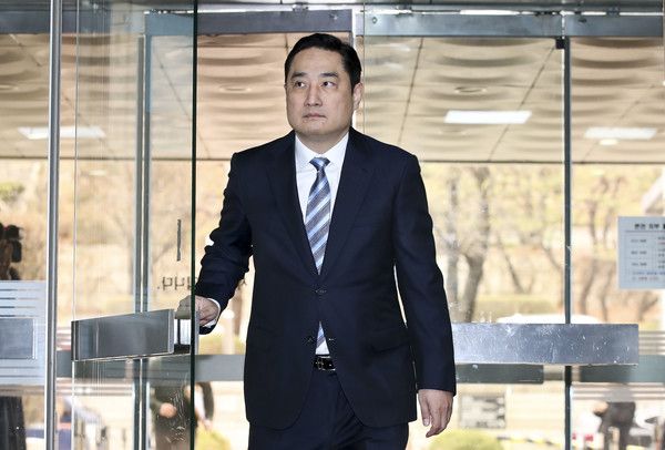 ▲ 조국 전 법무부 장관의 딸 조민 씨의 명예를 훼손한 혐의로 재판에 넘겨진 강용석 변호사가 지난 3월 28일 서울 서초구 서울중앙지방법원에서 열린 공판에 출석하고 있다. 사진=뉴시스