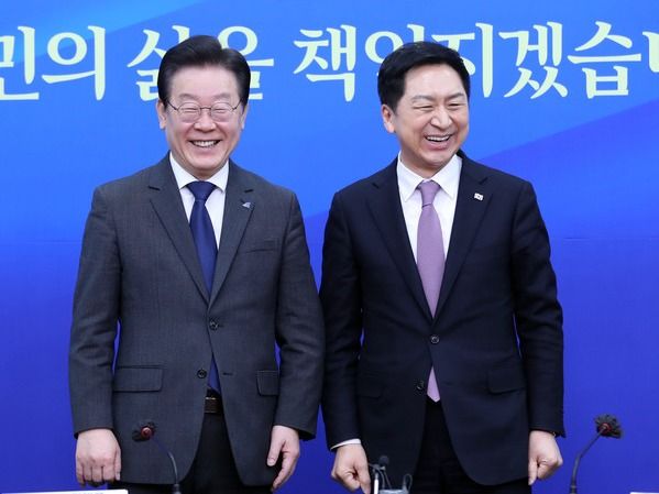 ▲ 3.8 전당대회에서 당대표에 당선된 김기현 국민의힘 대표가 지난 3월 15일 오전 서울 여의도 국회에서 이재명 더불어민주당 대표를 예방, 기념촬영을 하고 있다. 사진=뉴시스