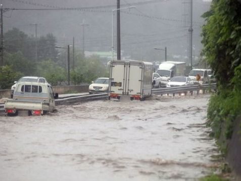 ▲ 많은 비로 도로가 침수됐다. 사진제공=뉴시스