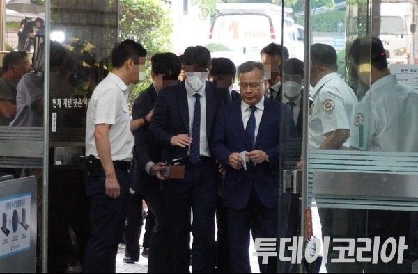 ▲ 대장동 개발 관련 로비 피의자로 입건된 박영수 전 특별검사가 구속영장 실질심사를 받기 위해 29일 오전 9시40분 법원에 출석했다. 사진=이태훈 기자