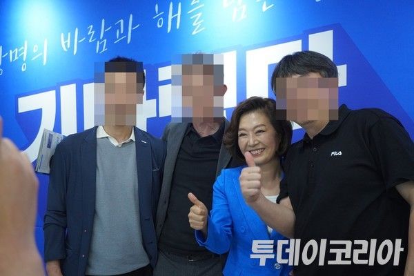 ▲ 지난 3일 광명에 지역 사무소를 개소한 양이원영 더불어민주당 의원이 지지자들과 함께 사진을 찍고 있다. 사진=투데이코리아