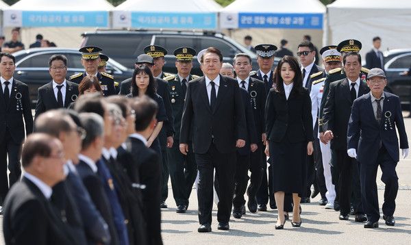 ▲ 윤석열 대통령과 부인 김건희 여사가 6일 서울 동작구 국립서울현충원에서 열린 제68회 현충일 추념식에 6·25전사자 및 순직 군경·소방 유가족들과 함께 입장하고 있다. 사진=대통령실통신사진기자단