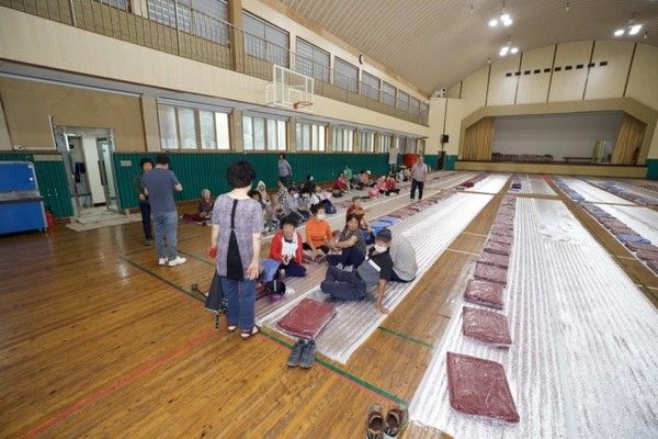 ▲ 전북 익산시 산북천 제방 붕괴 위험히 커져 대피하는 용안 주민들. 사진=익산시