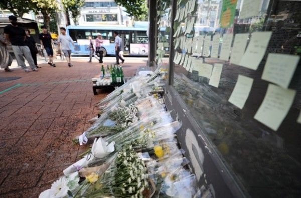 ▲ 지난 21일 서울 지하철 신림역 인근 상가 골목에서 30대 남성이 지나가던 행인을 상대로 흉기를 휘둘러 1명이 숨지고 3명이 중상을 입는 사건이 발생한 가운데 22일 범행 현장에 추모공간이 마련돼 있다. 사진=뉴시스