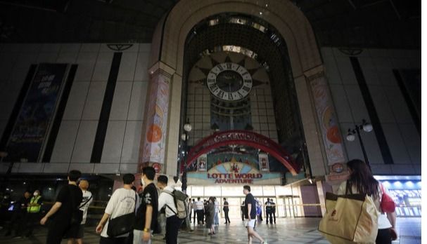 ▲ 28일 저녁 출입이 통제된 롯데백화점 및 롯데월드 모습. 사진=뉴시스